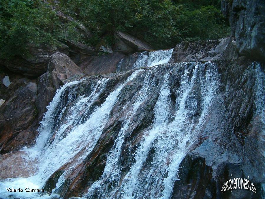 34° Bella cascata del torrente Valsanguigno.jpg